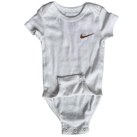 NEW Nike Baby One Piece Bodysuit 6M 62-68cm White w Gold/Tan Swoosh Snap Bottom - Picture 3 of 6